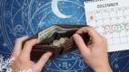 Novčanik sa malo novca u rukama, kalendar za decembar i astrološki simboli