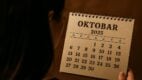 žena gleda u kalendar za oktobar