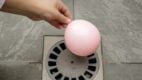 ružičasti balon iznad sifona, odvoda
