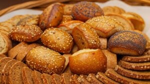 Prikaz prerađenih slatkiša i peciva kao uzroka pada imuniteta tokom sezone prehlada.