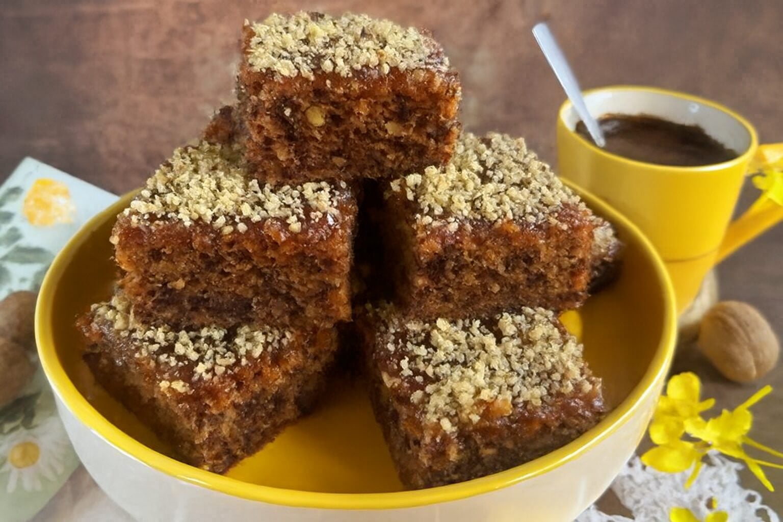 Komadi sočnog manastirskog kolača premazani pekmezom i orasima. Recept za manastirski kolač bez šećera i ulja