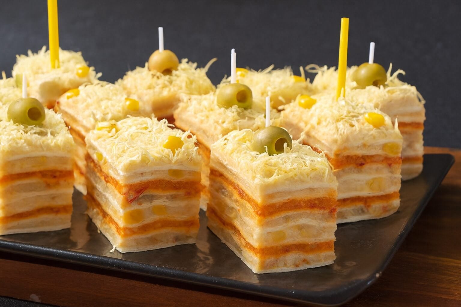 Posna slana rozen torta sa ajvarom, kukuruzom i maslinom na čačkalici